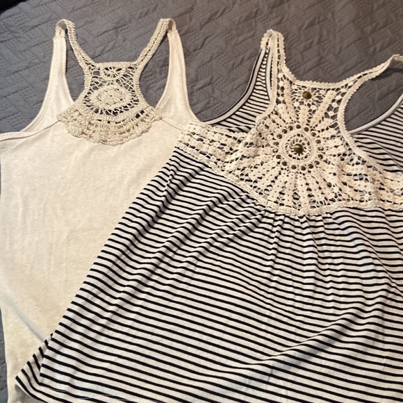 Set of 2 Women’s Tank Tops - Picture 5 of 7